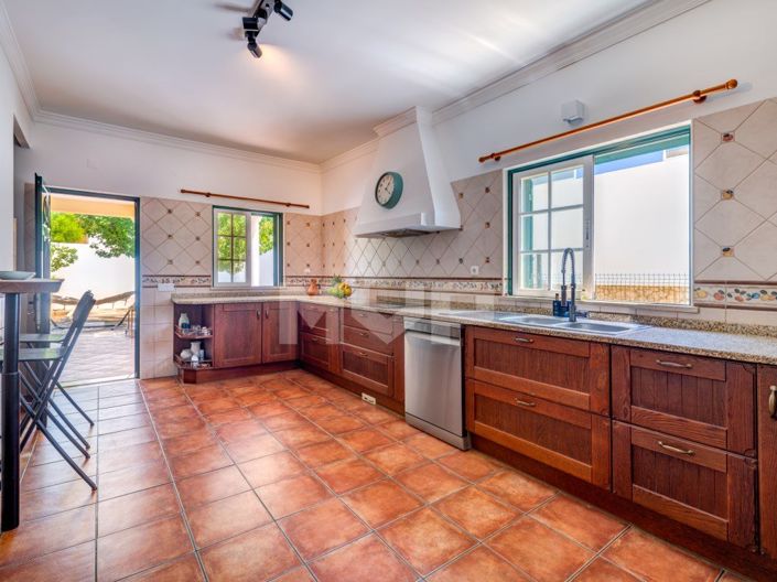 Image No.8-5 Bed House for sale