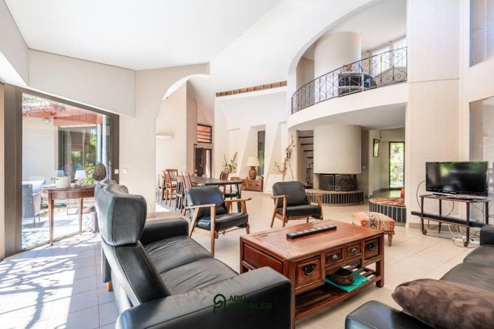 Image No.8-6 Bed House for sale