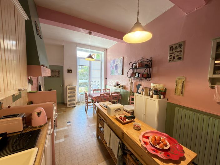 Image No.8-5 Bed House for sale