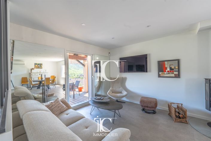 Image No.8-5 Bed House for sale