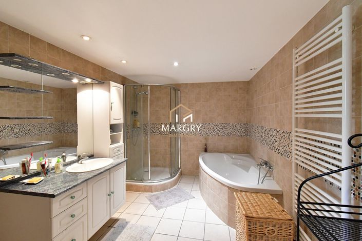 Image No.11-7 Bed House for sale