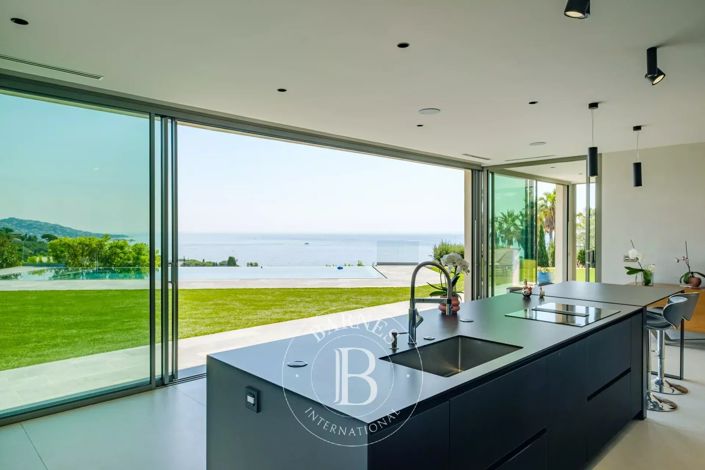 Image No.4-6 Bed House for sale