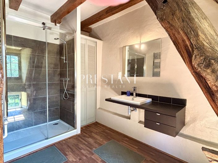 Image No.8-6 Bed House for sale