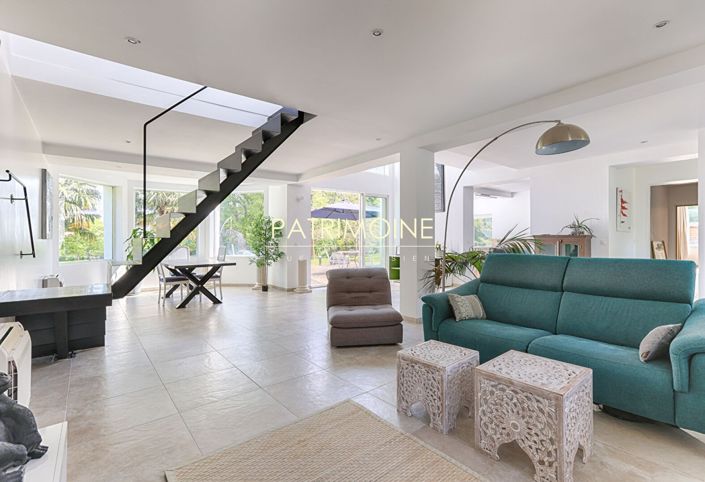 Image No.4-6 Bed House for sale