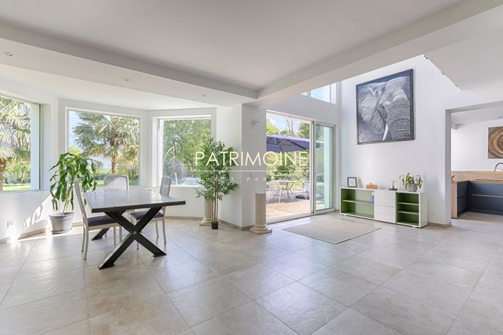 Image No.8-6 Bed House for sale