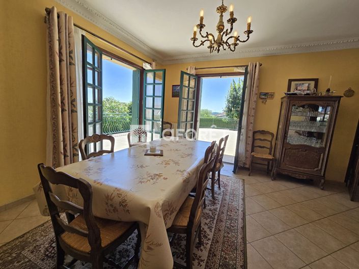 Image No.6-5 Bed House for sale