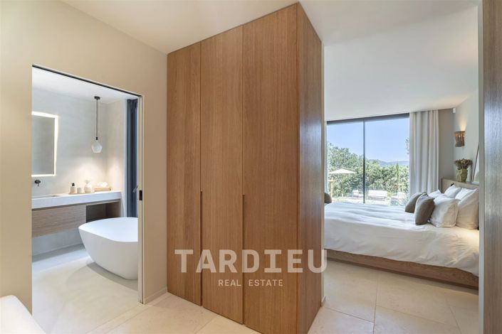 Image No.4-6 Bed House for sale