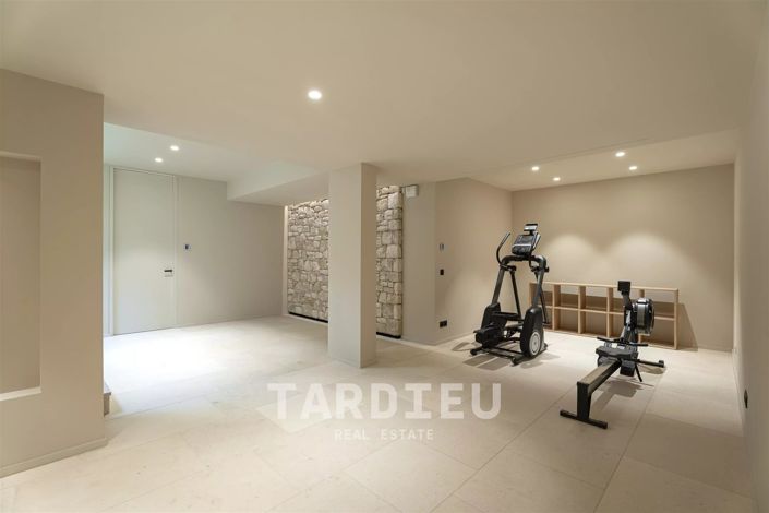 Image No.8-6 Bed House for sale