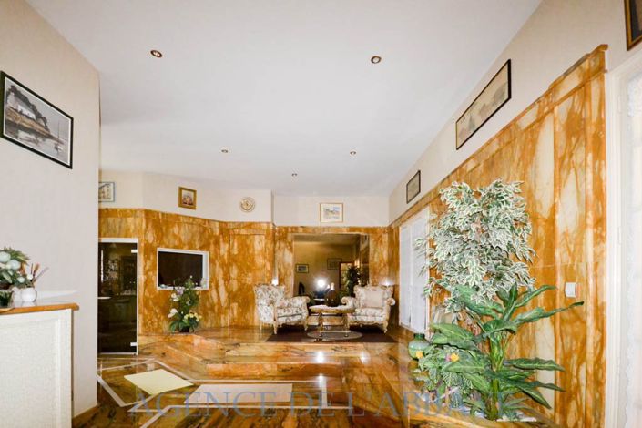 Image No.8-8 Bed House for sale