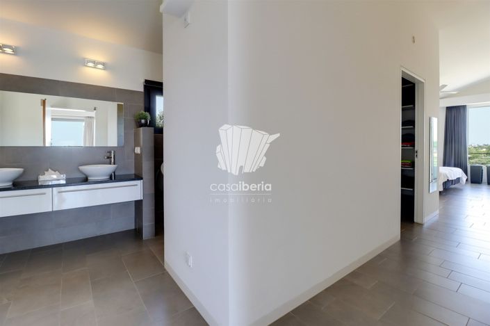 Image No.18-4 Bed House for sale