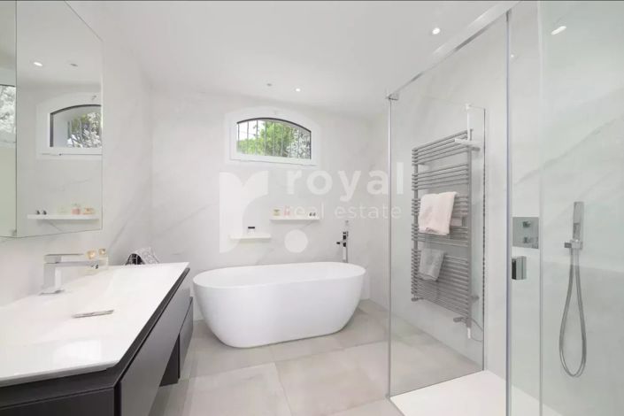 Image No.6-5 Bed House for sale