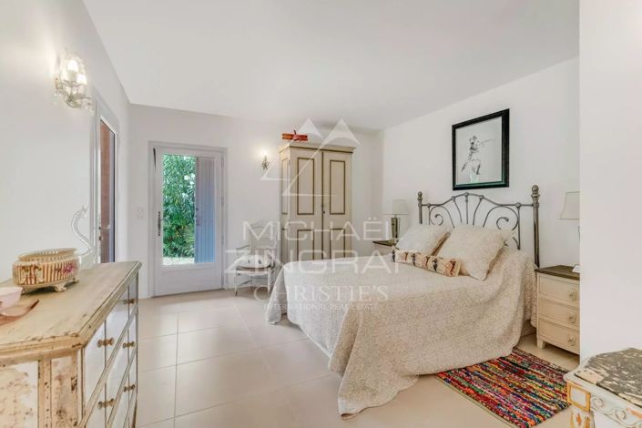Image No.10-6 Bed House for sale