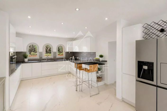 Image No.5-6 Bed House for sale