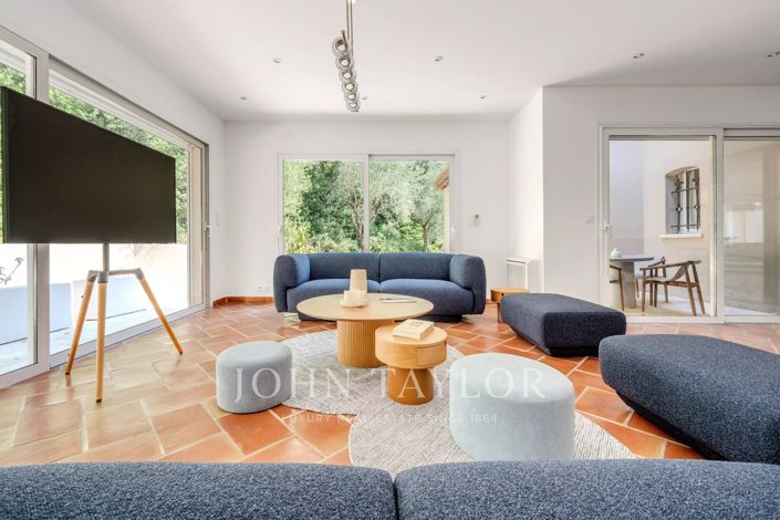 Image No.10-6 Bed House for sale