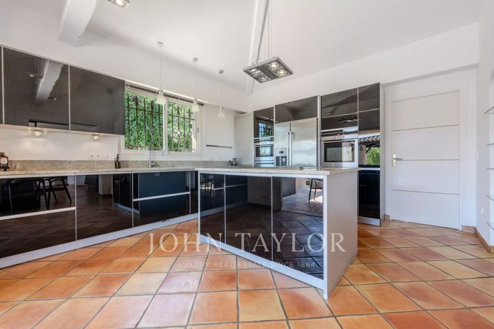 Image No.7-6 Bed House for sale