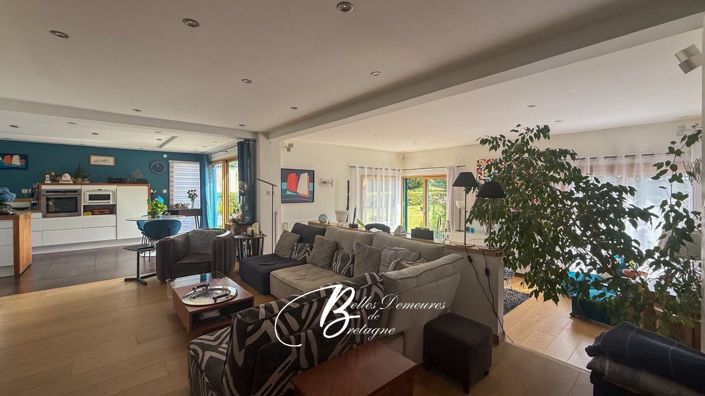 Image No.8-5 Bed House for sale