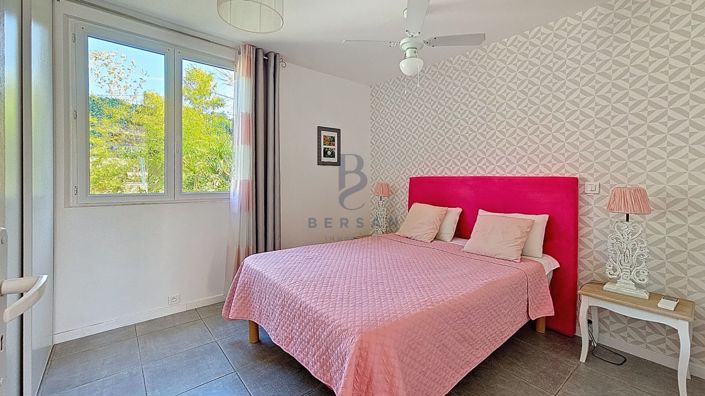 Image No.8-12 Bed House for sale