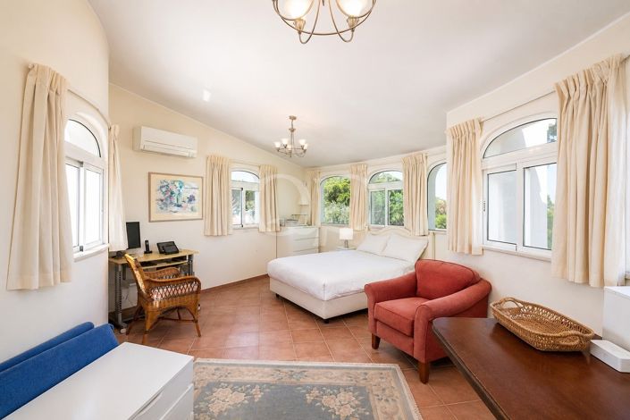 Image No.19-5 Bed House for sale