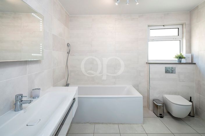 Image No.28-5 Bed House for sale