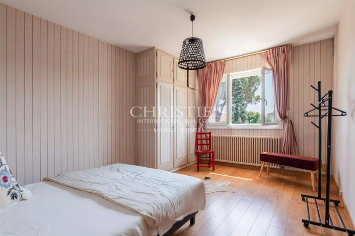 Image No.10-8 Bed House for sale