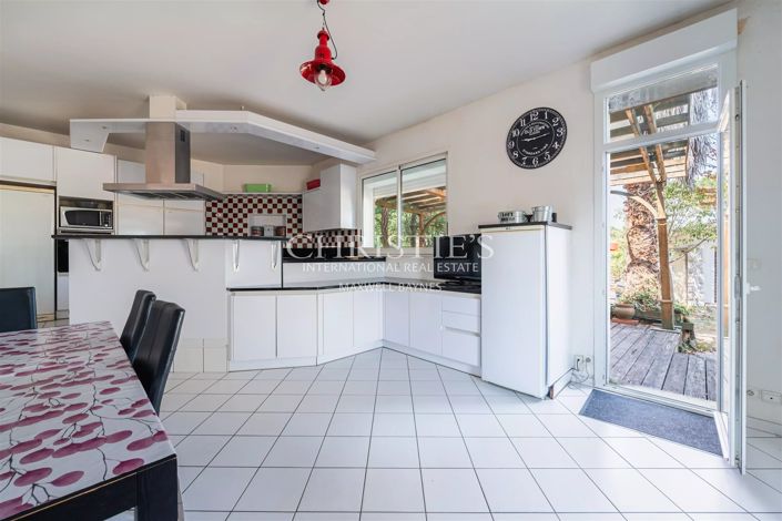 Image No.26-8 Bed House for sale