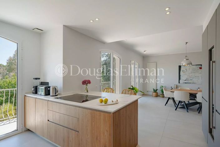 Image No.7-5 Bed House for sale