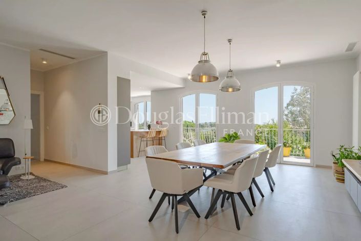 Image No.8-5 Bed House for sale