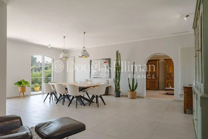 Image No.9-5 Bed House for sale