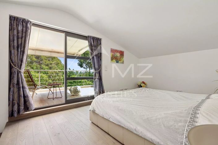 Image No.8-5 Bed House for sale