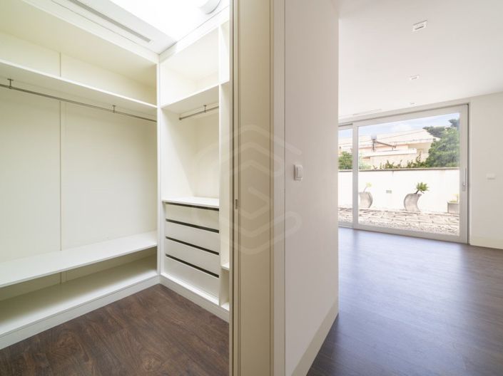Image No.14-6 Bed House for sale