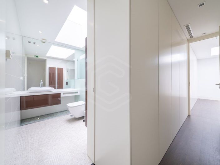 Image No.17-6 Bed House for sale