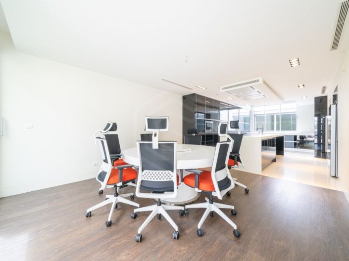 Image No.8-6 Bed House for sale
