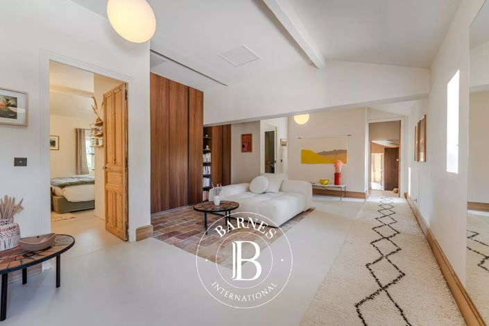 Image No.16-6 Bed House for sale
