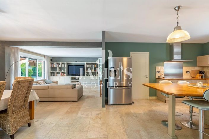 Image No.8-10 Bed House for sale