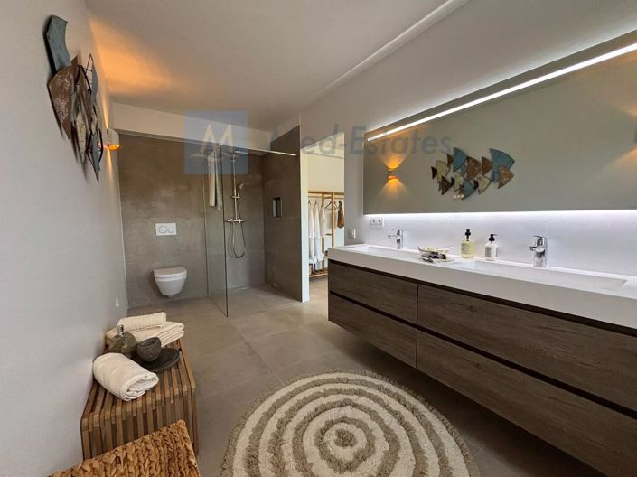 Image No.18-5 Bed House for sale
