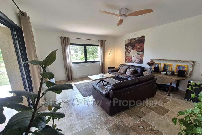 Image No.8-6 Bed House for sale