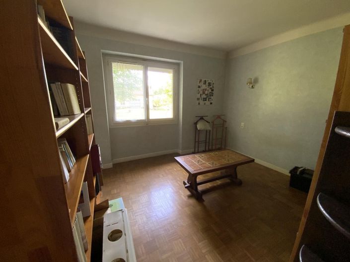 Image No.12-3 Bed Property for sale