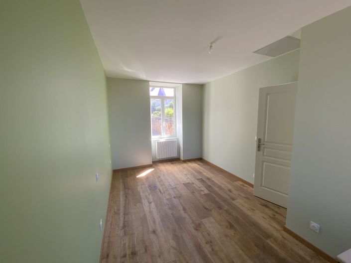 Image No.17-3 Bed Property for sale