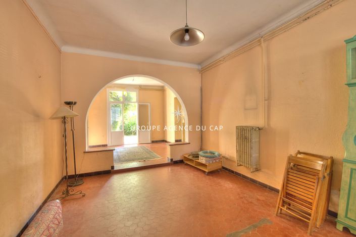 Image No.8-5 Bed House for sale