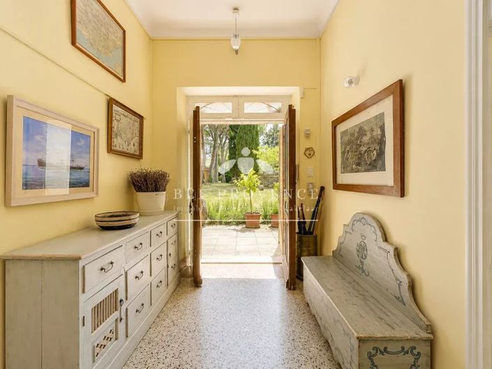 Image No.2-8 Bed House for sale