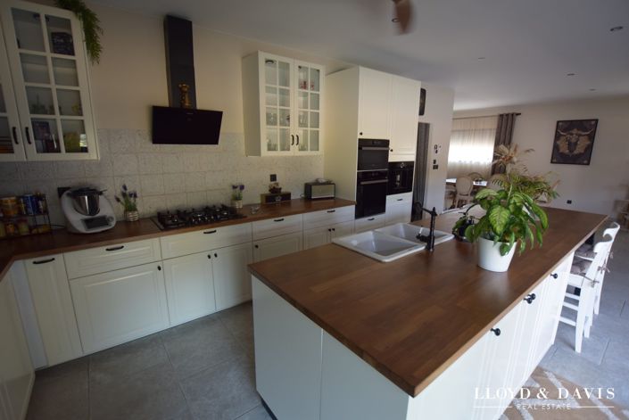 Image No.3-4 Bed House for sale