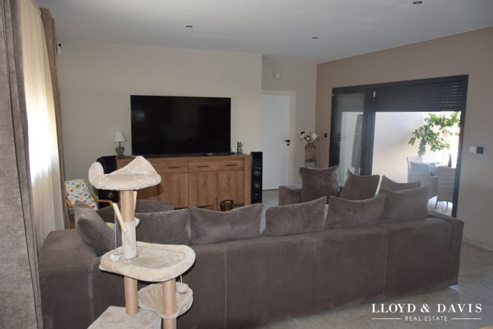 Image No.6-4 Bed House for sale