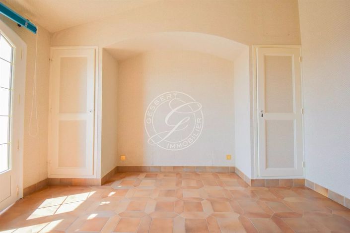 Image No.10-3 Bed House for sale
