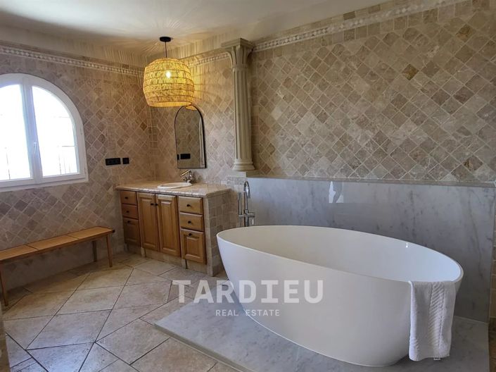 Image No.8-5 Bed House for sale