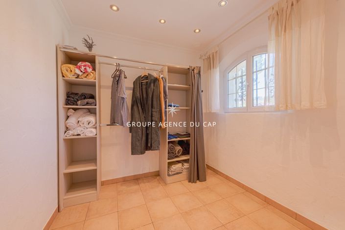 Image No.14-3 Bed House for sale