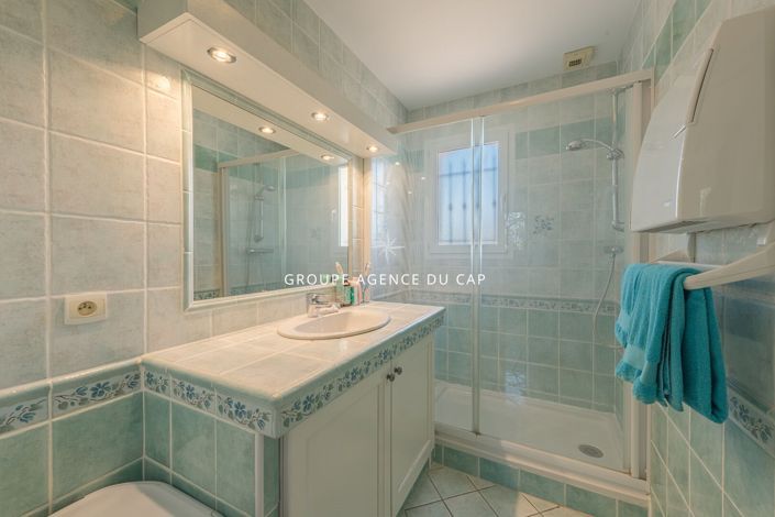 Image No.17-3 Bed House for sale