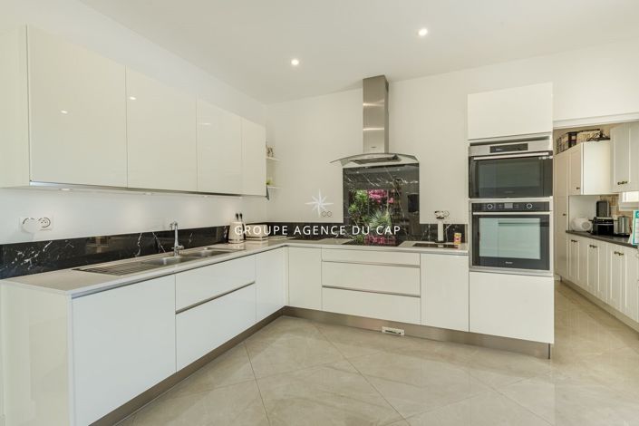 Image No.3-3 Bed House for sale