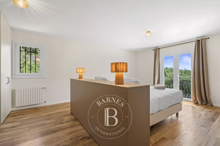 Image No.12-6 Bed House for sale