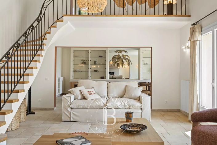 Image No.5-6 Bed House for sale
