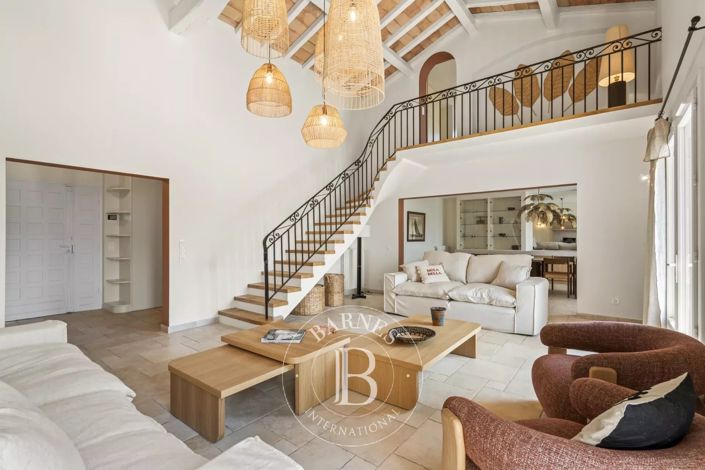 Image No.9-6 Bed House for sale